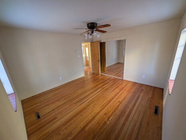 Armario detrás de espejos corredizos - 852 Anaconda Ave