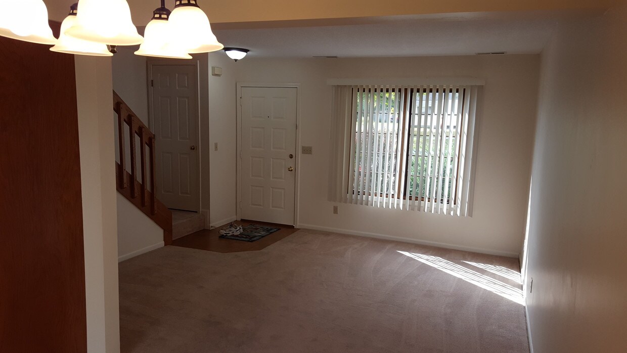 Sala de estar y entrada - 216 W Pierce St