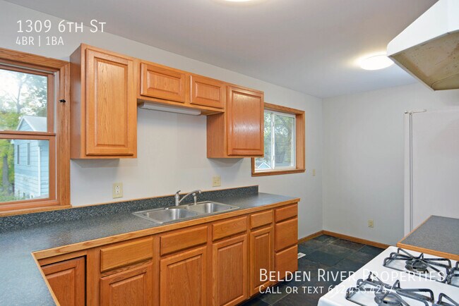 Building Photo - Great location and large yard