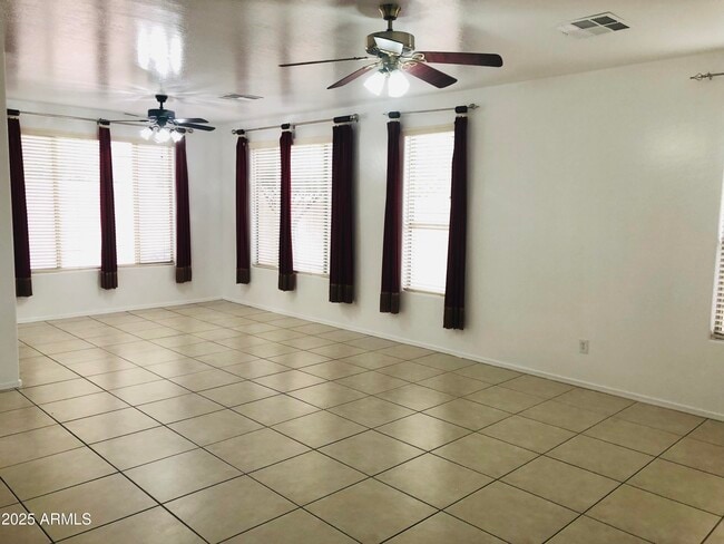 Foto del edificio - 9940 E Medina Ave