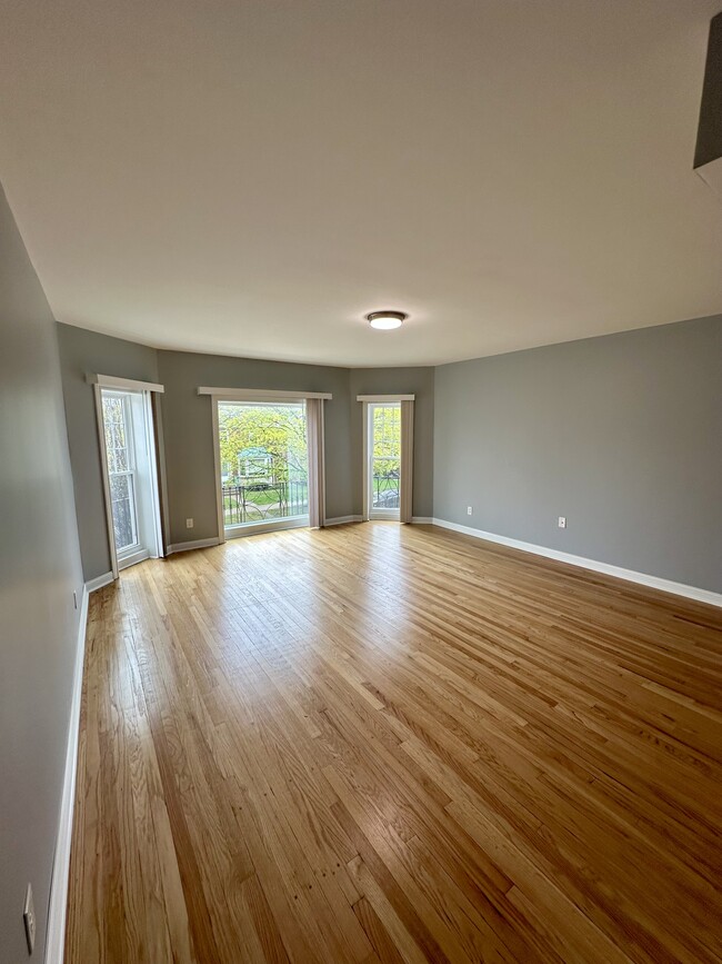 Building Photo - 6240 N Sacramento Ave
