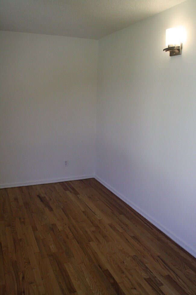 Building Photo - 1450 Barry Ave