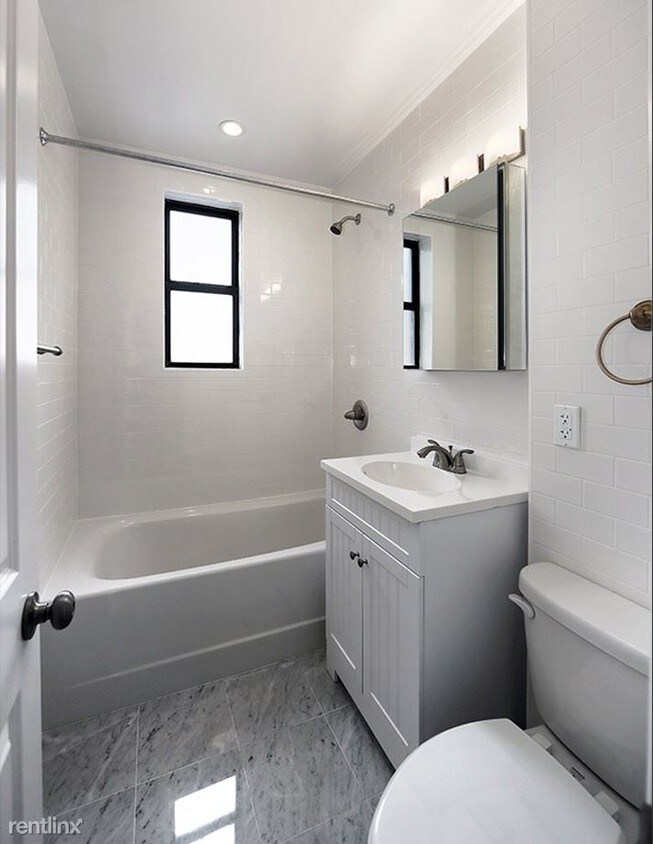 Building Photo - 205 W 88th St