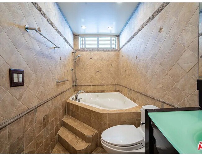 Baño del dormitorio principal - 10511 Ashton Ave