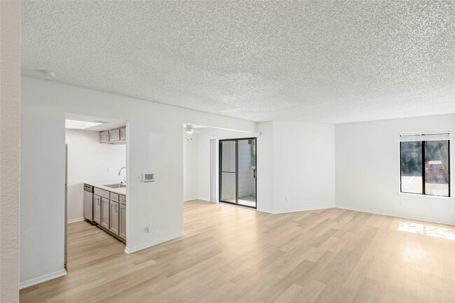 Foto del edificio - 4600 W Pioneer Dr