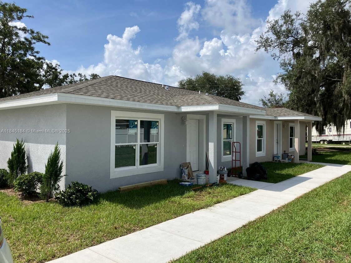 Primary Photo - 363 Poinsettia Ave