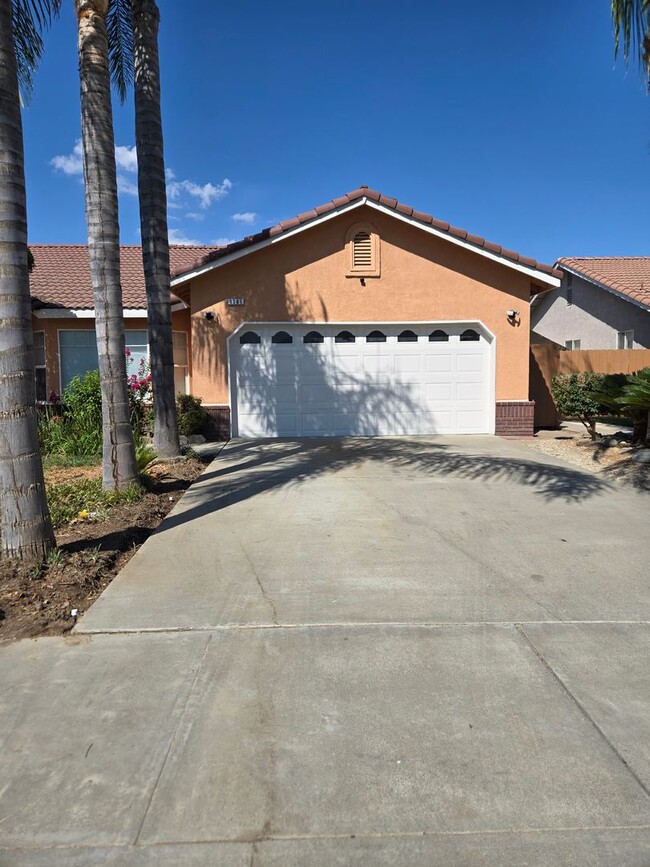 Building Photo - Three bedroom, fresh paint and pool!