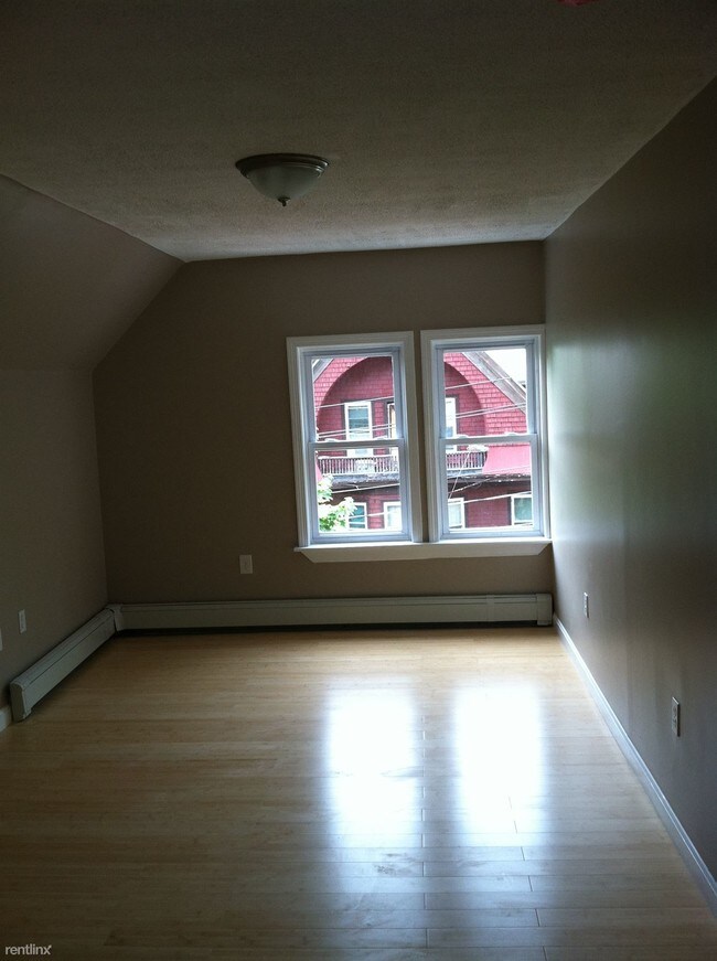 Building Photo - 44 Spencer St