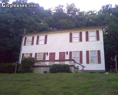 Primary Photo - 1860 Lowe St