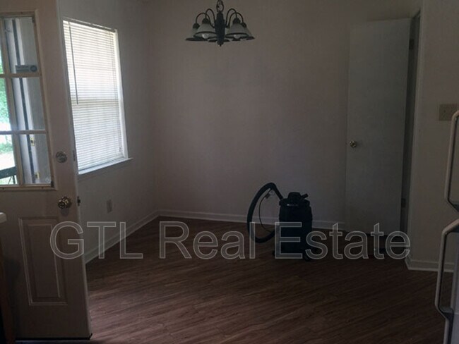 Building Photo - 6800 Silver Maple Dr