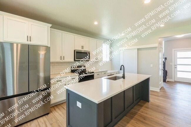 Building Photo - 10009 Powell Ave