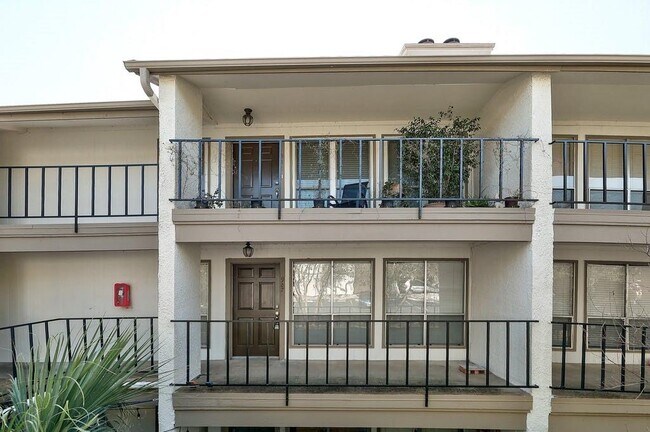 Foto del edificio - 6910 Hart Ln