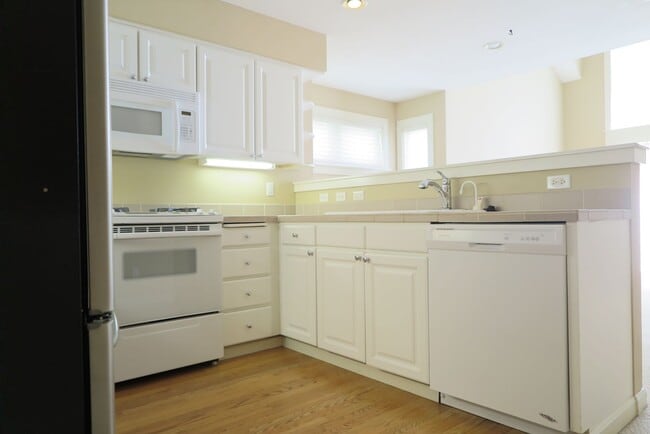 Building Photo - Discover easy living at Forest Heights 2b/2ba Townhome!