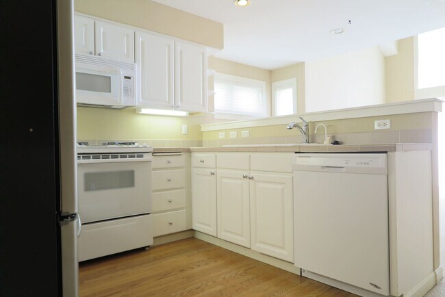Foto del edificio - Discover easy living at Forest Heights 2b/2ba Townhome!
