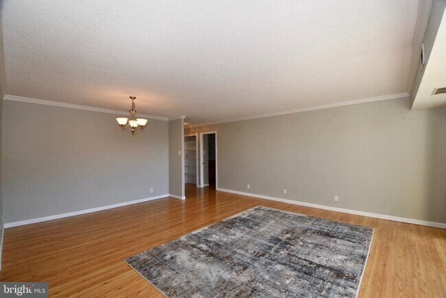 Building Photo - 307 Yoakum Pkwy