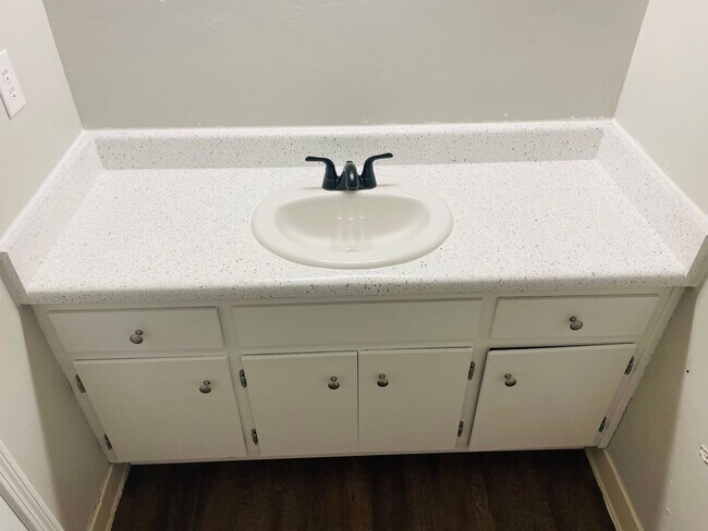 Foto del edificio - Spacious Duplex just north of I10 and Monroe