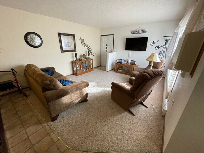 Building Photo - APPLICATION PENDING -- Spacious, Pet-Frien...