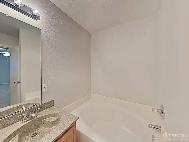 Building Photo - 704 W Colony Dr