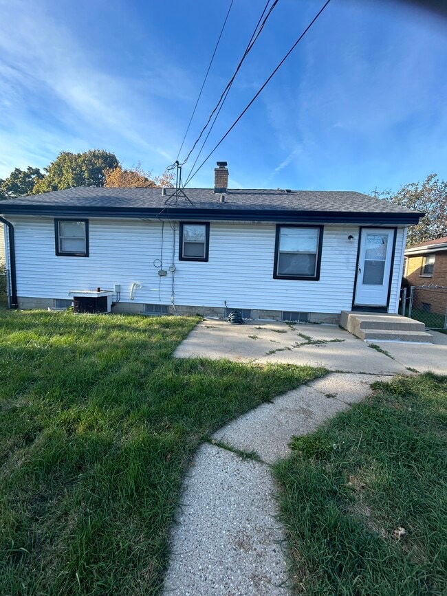 Building Photo - 8121 W Glen Ave