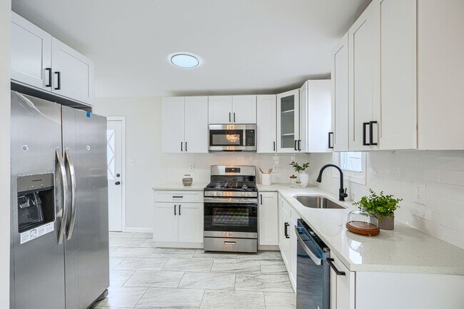 Foto del edificio - 5845 Westwood Ave