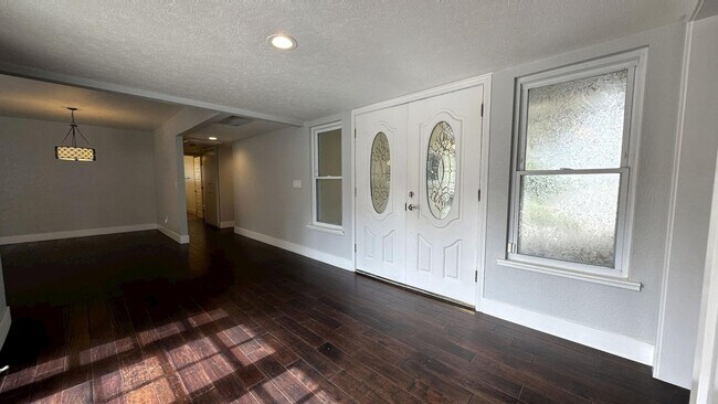 Foto del edificio - Beautiful 3 Bedroom 2 Bathroom Home with P...