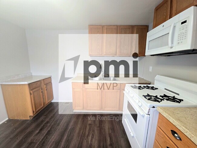 Foto del edificio - 2222 Maureen Blvd S