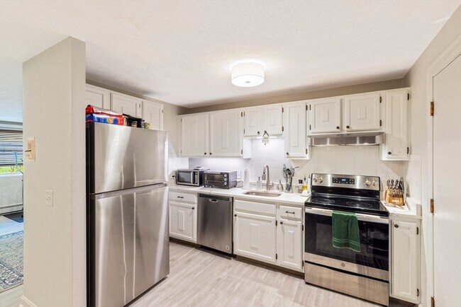 Building Photo - 205 Great Rd