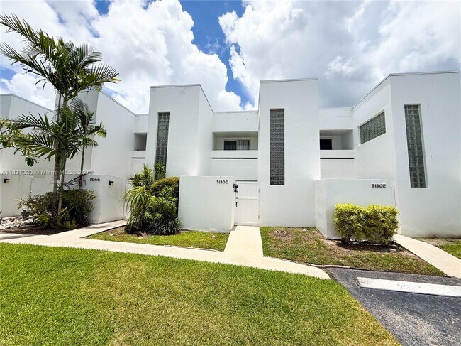 Foto del edificio - 5130 Elmhurst Rd