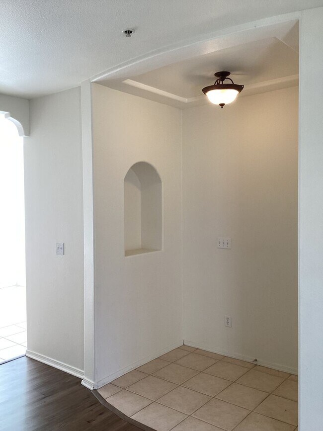 Building Photo - Oak Creek Villas Downstairs Condo