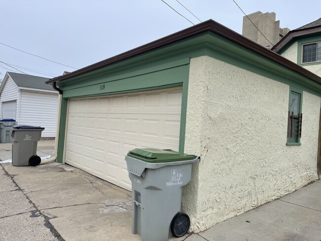 Garage Space (2 Car) - 3119 N Cramer St