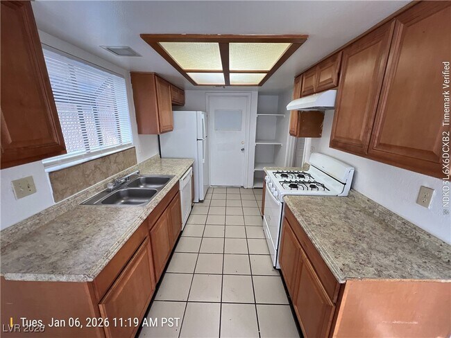 Foto del edificio - 6445 Hartwood Rd