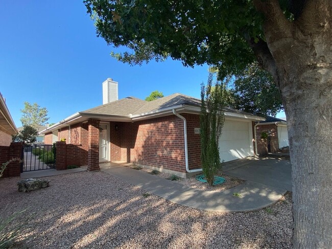 Building Photo - Charming 2 Bedroom, 2 Bath Home with Lovel...