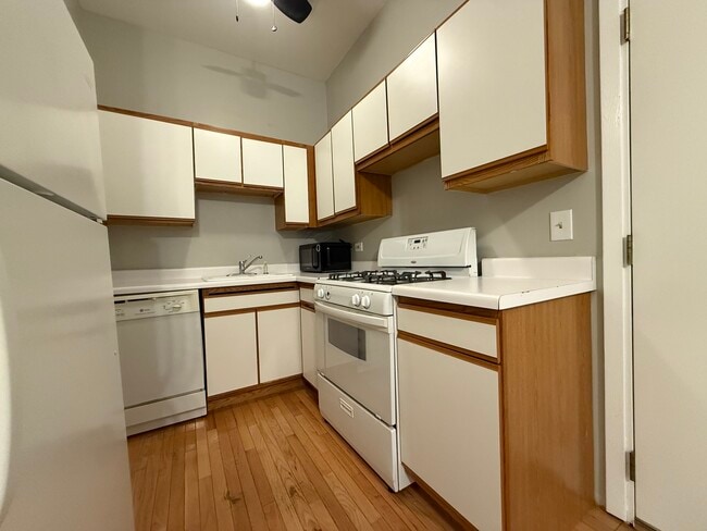 Building Photo - 556 W 37th St