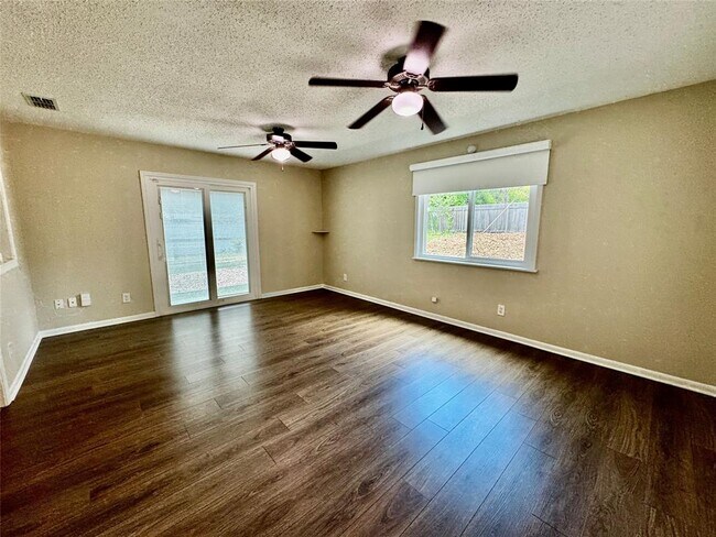 Foto del edificio - 8420 Maine Dr