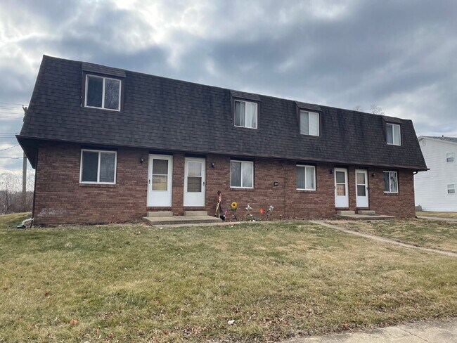 Foto del edificio - Up Where We Belong — Spacious 2-Story Townhome with Basement