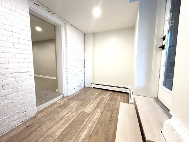 Building Photo - 39 Hogarth Av