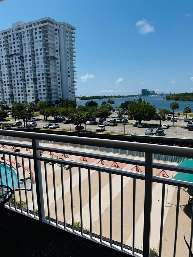 Foto del edificio - 400 Kings Point Dr