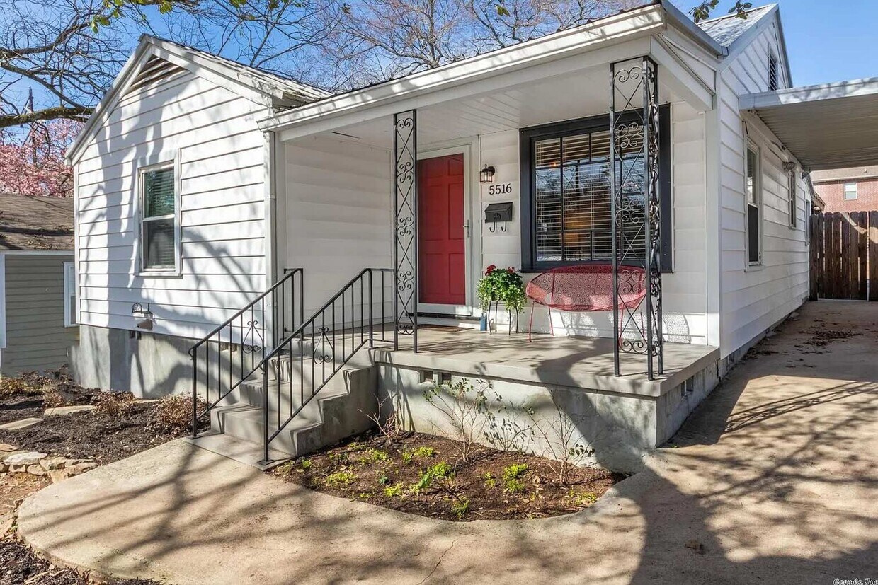 Primary Photo - C Street Charm!