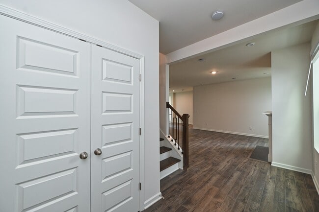 Building Photo - 5373 Bellflower Hls