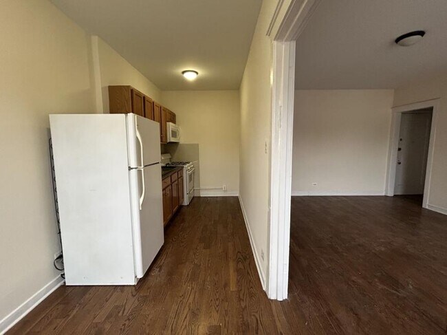 Foto del edificio - 0 bedroom in Chicago IL 60646