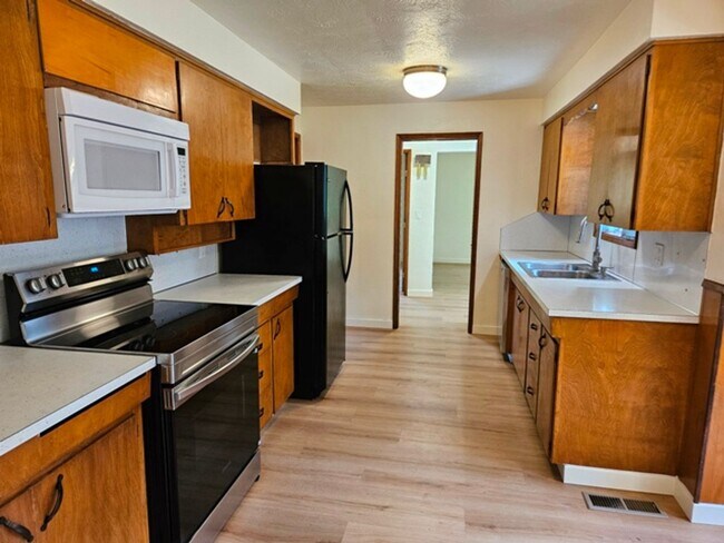 Foto del edificio - 3Bd/2Ba Single Story House - For Viewing!