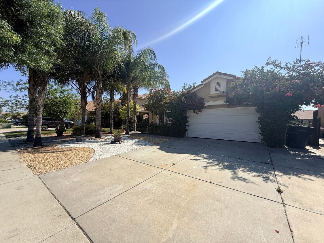 Building Photo - Spacious 5 bedroom home is now available for rent