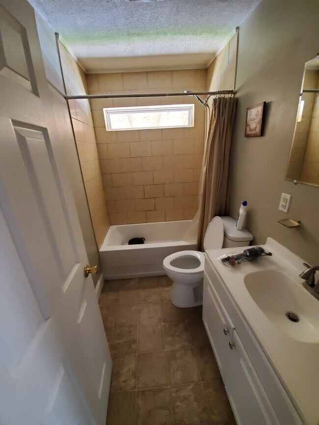 Foto del edificio - 3 bdrm 1 ba House for Rent Leeward Ave. Rent:$750