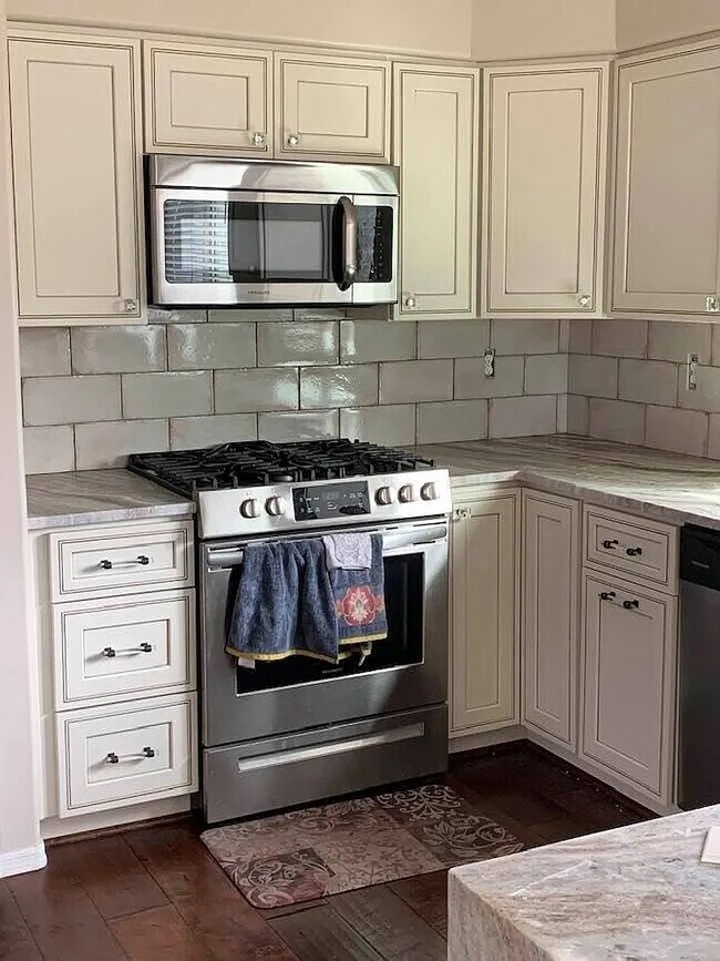 Building Photo - 6655 N Canyon Crest Dr