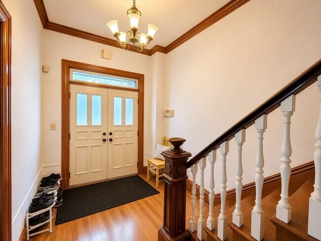 Building Photo - 15 Beethoven St