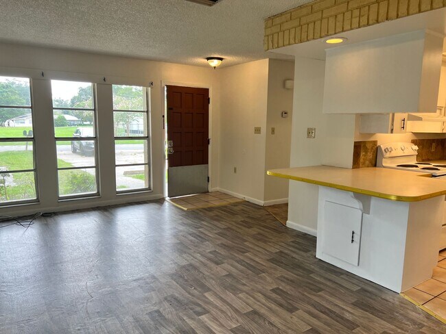 Foto del edificio - 4608-4610 Sandy Lane