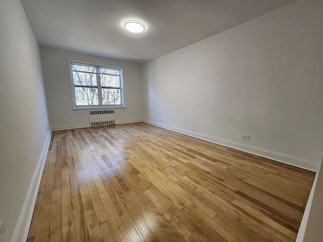 Foto del edificio - "Charming 1-Bed Oasis in Jackson Heights: 800 Sq. Ft. with Beautiful Hardwood Floors!"