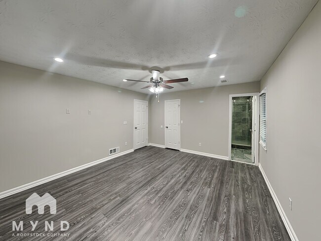 Building Photo - 1224 Classic Dr NE