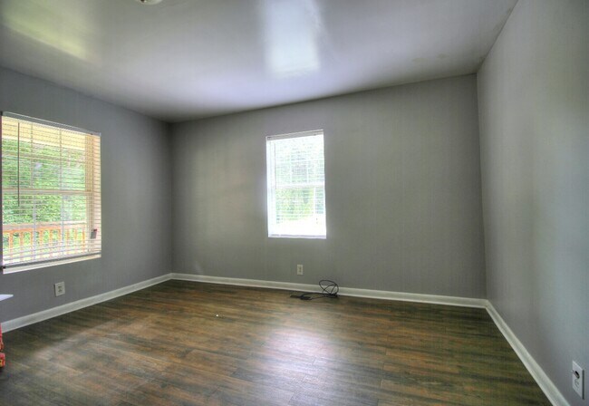 Foto del edificio - 4 bed/2 Bath w/Fenced Yard in Prime Durham...