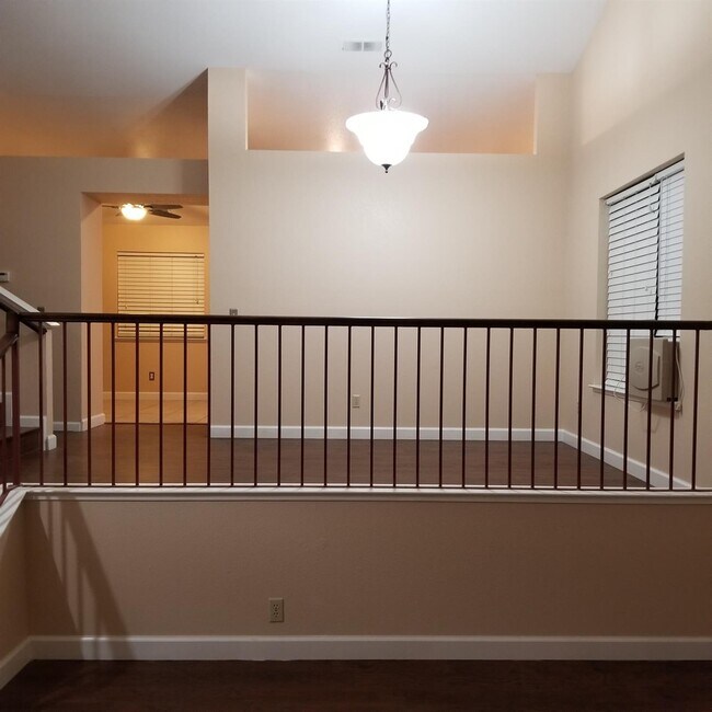 Foto del edificio - 921 N Armstrong Ave